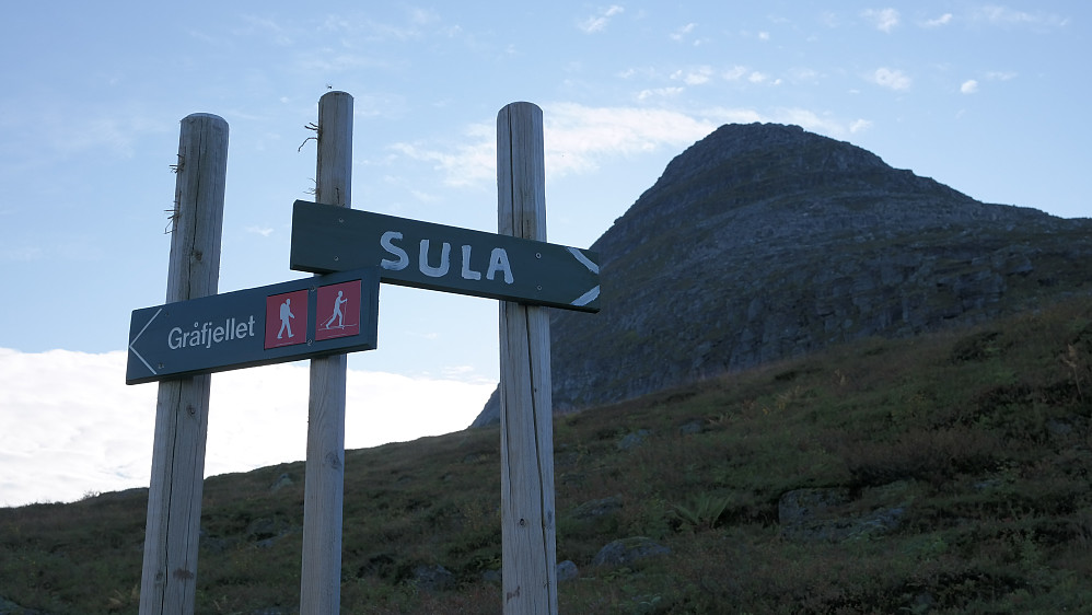 Her har vi passert den værste blautmyra, og nedenfor disse skilta finner du et oppkom, Suloppkommet. Siste sjanse til å fylle drikkeflaskene.