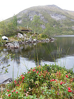  God stemning ved en trivelig liten steinhytte ved Trolldalsvatnet.