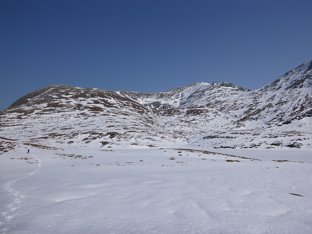 Heklatindene til venstre og Luten i midten. Vi var litt i tvil her om vi skulle gå opp via Hekletindene til vestre eller opp Bjørndalsskaret til høyre. Begge er i følge turbeskrivelser greie sommerruter, men grunnet snøfonne og heng av snø valgte vi det første.