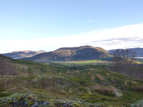 Utrolig flott utsikt heile veien etter du tar av fra skogsveien. Her ser du Visnesfjellet og Kropptua.