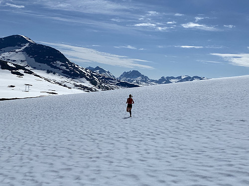 Fortsatt mye snø i dalen! Ytre Sula i bakgrunnen til venstre.
