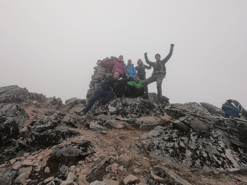 Fornøyd gjeng da vi endelig nådde toppen, men dessverre tett tåke og dårlig utsikt, så hit må vi tilbake!