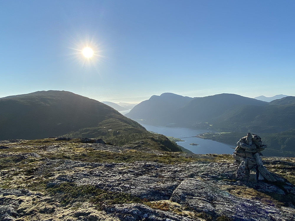 Utsikt fra toppen mot Bølia, ned i Bofjørden og Blåfjellet/Saksa