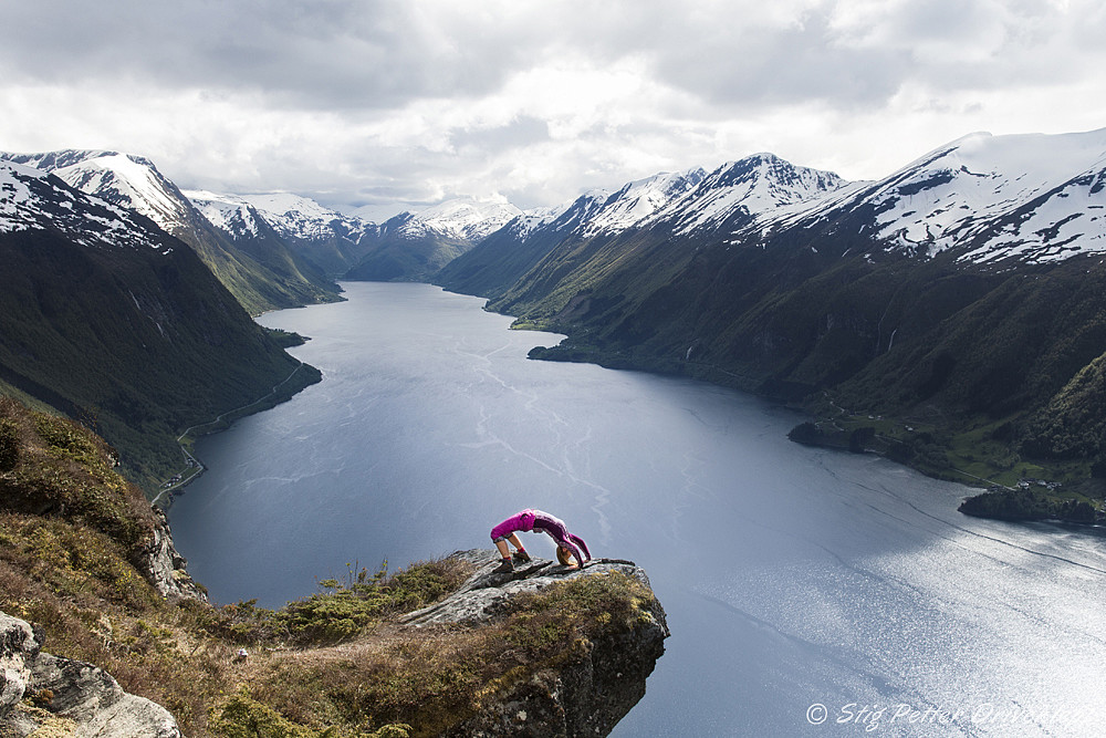 Heidakollen, eit perfekt fotopunkt og ein fin plass til å trene litt yoga. Brua er ikkje perfekt, men øving gjer forhåpentligvis mester. :) 