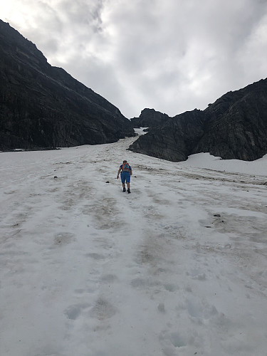 Her følges ryggen på snøfonn, etter trangere skar hell mot høyre og funn moserand og fast fjell der du ser det er trygt å gå videre 