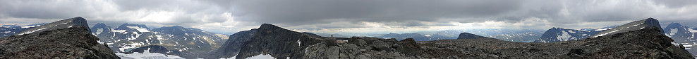 Panorama fra Midtre Kalvehøgde, med vestre til venstre, auste og nørdre i midten og Torfinnstinden på høyre side. Vestre Kalvehøgde kom med dobblet.