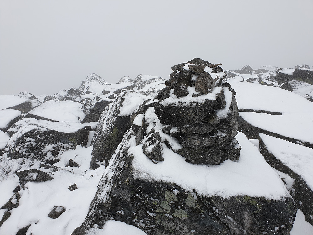 Nautgardstinden i tåke og snø