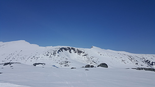 Fra venstre: Vestre Kalvehøgde, Midtre Kalvehøgde og Mugna. Utsikt fra Kalvehølotinden. 