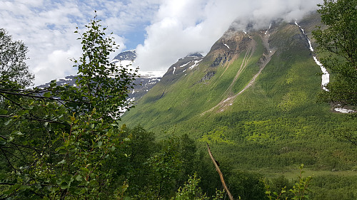 Halvorsfjellet lengst til høyre i bildet og Dalsfjellet som ligger i skydekket