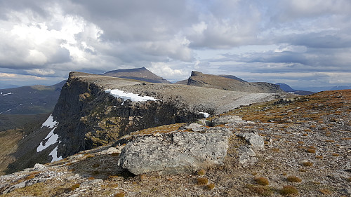 Duolboalgi (1066moh) i front og Hjerttind bakest