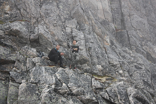 Andreas og Eirik på ei fjell hylle under Svartevasstinden
