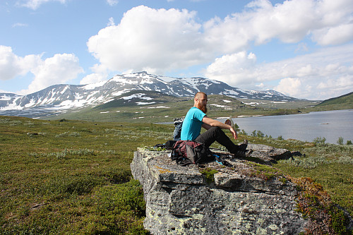 Vår første,- og tildels korte pause foran Storvatnet. Her var ennå kleggen såppas pågående at vi raskt kom i gåinga igjen.