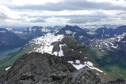 Utsyn fra sørryggen av Sjunktinden med nordflanken av Einarviktind som nærmeste fjell, Kjerringtinden og Skjerdingstinden bak.