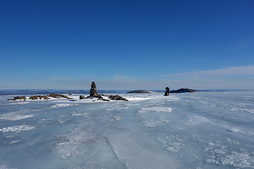 På toppen av Øksfjordjøkelen, med en helt fersk varde. Loppatind kan ses i bakrunnen