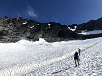 Blåbreen. So far so good. Mye snø fortsatt, men blåisen har begynt å piple frem rundt omkring på breen. Fint med taulag her. Toppen skimtes oppe til venstre.