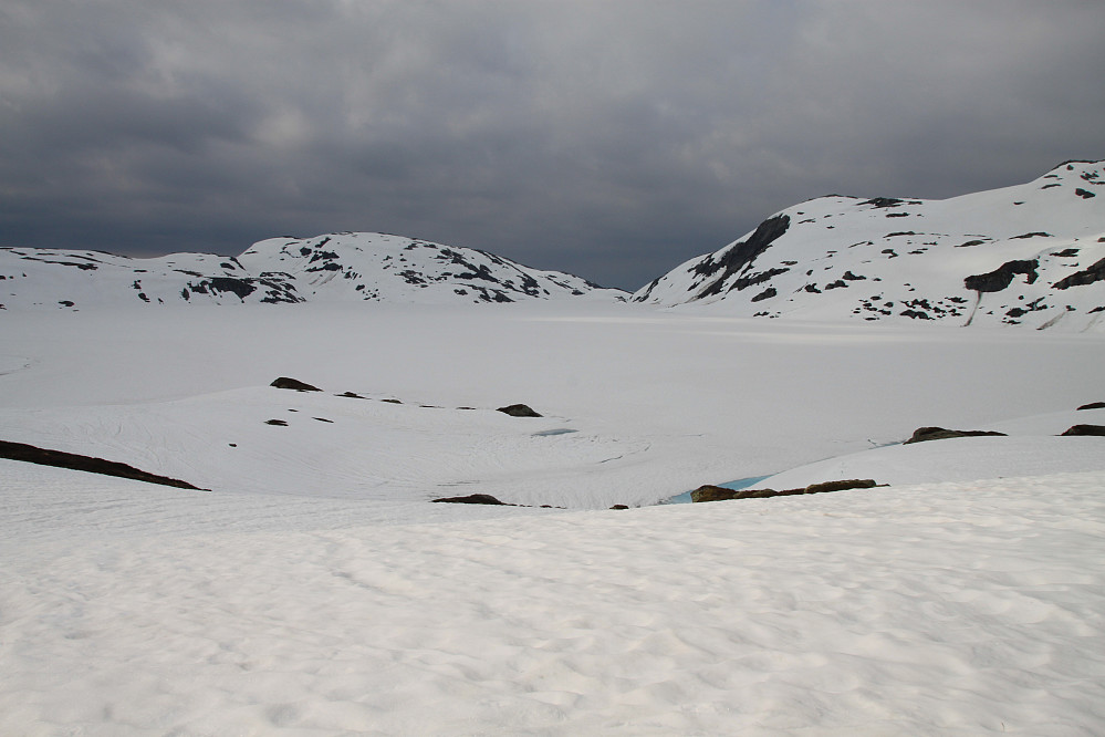 Myklevannet (814 m) med snø og skiføre 3. juli 2015.