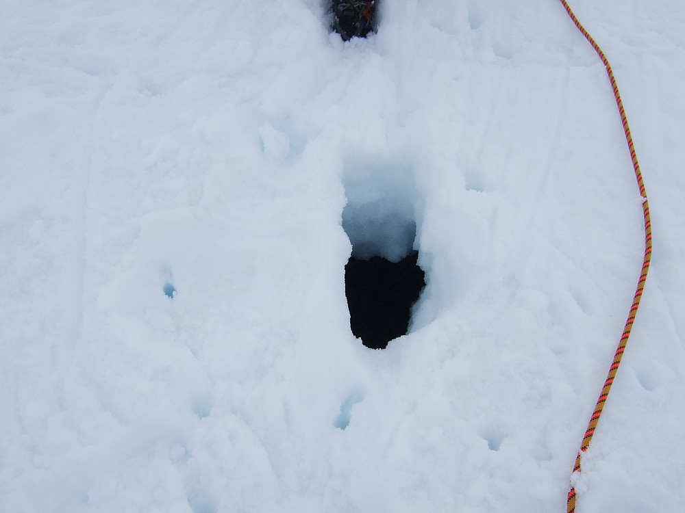 Tau på breen her er et absolutt. Gikk gjennom på vei tilbake, i samme spor og nesten som siste-mann. Plutselig bare et digert svart hull!!