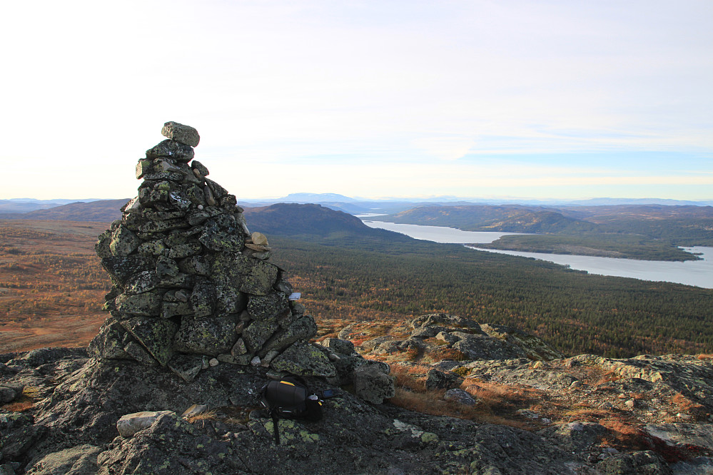 Toppen av Sveinsnuten md Pålsbufjorden bak