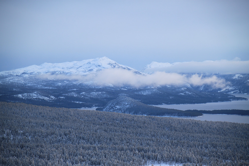 Tåkeskyer rundt fjella ved Tunhovfjorden
