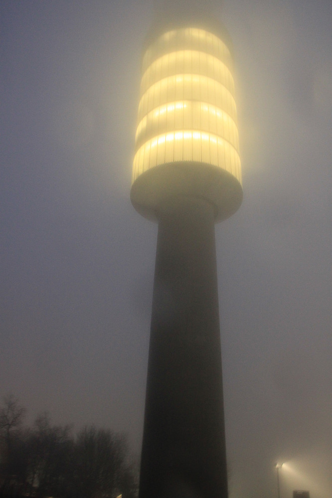 Tryvannstårnet i tåke og regn.