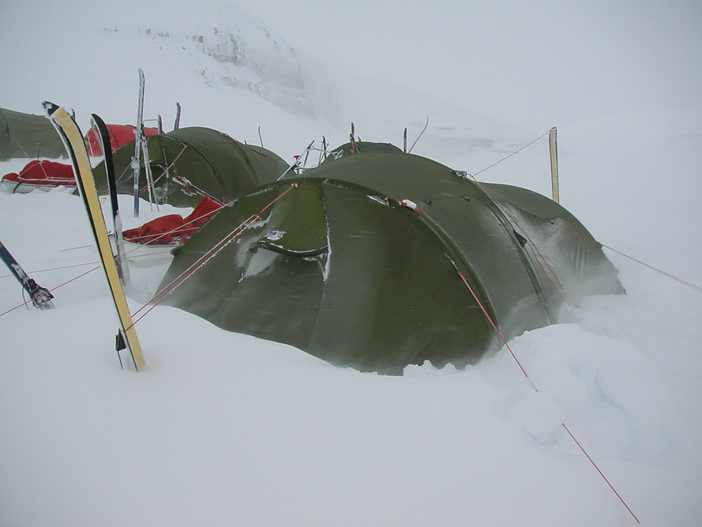 Snøfokk rundt teltene