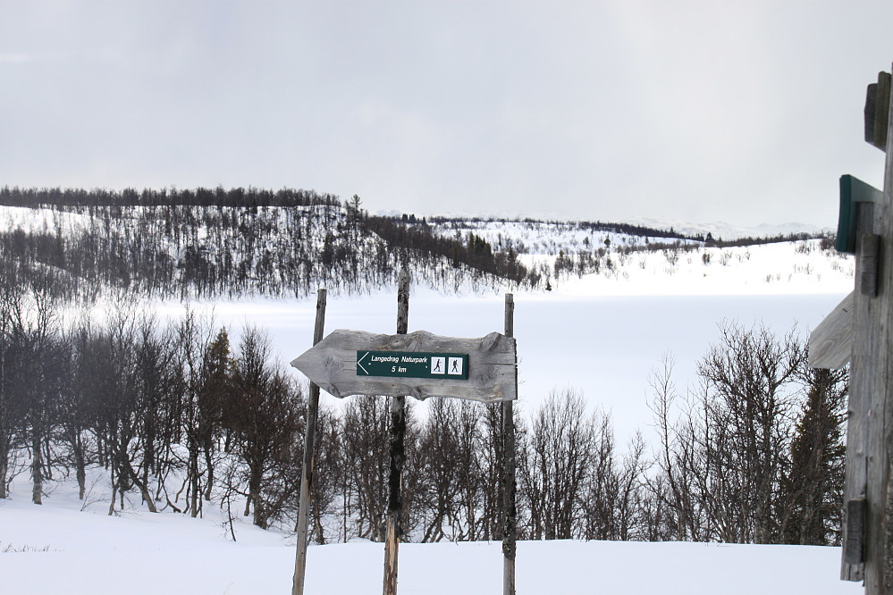 Øyvann med skilting til Langedrag