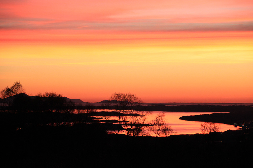 Hele himmelen og havet ble til slutt helt rød.