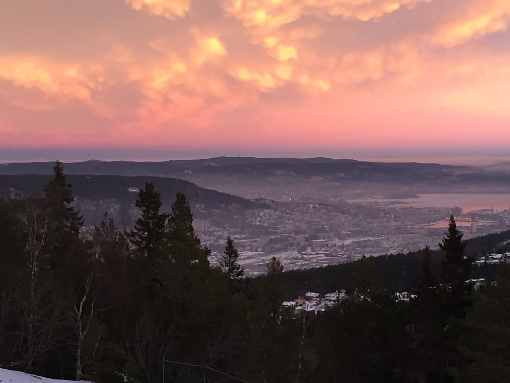 Kvelsol over Drammen.