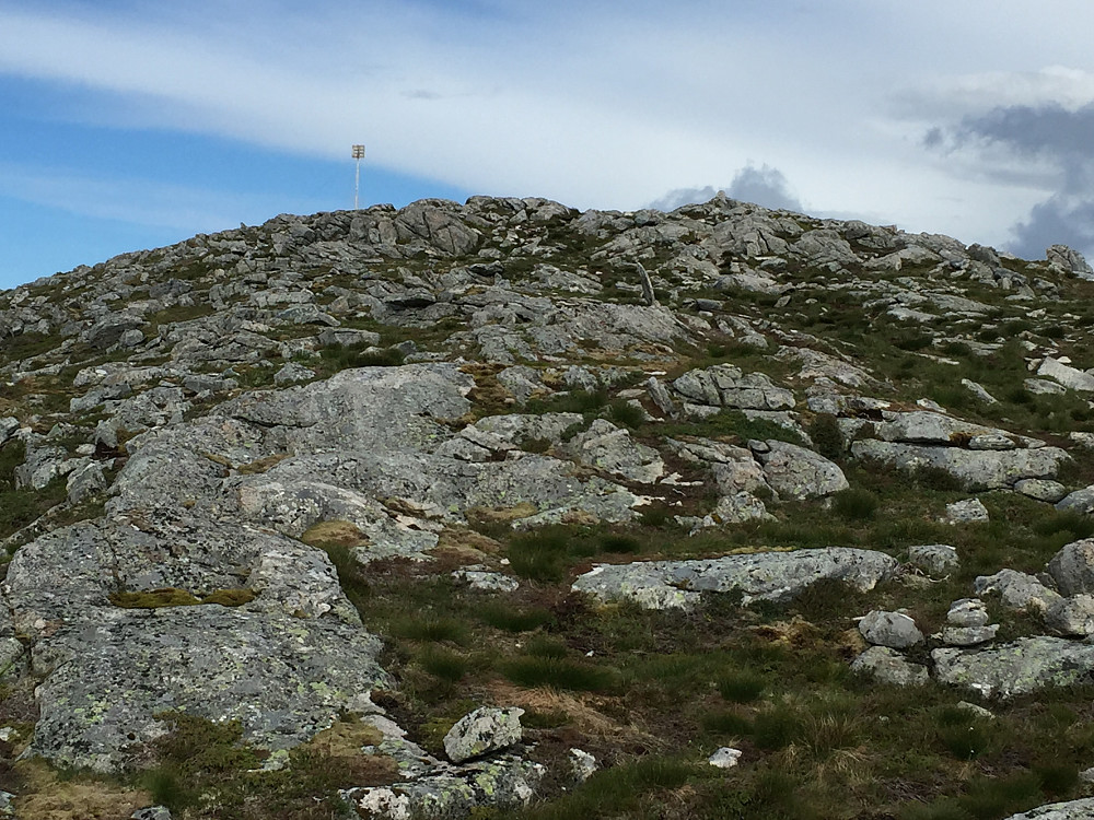 Mot toppen sett fra Ålesund sitt høyeste punkt