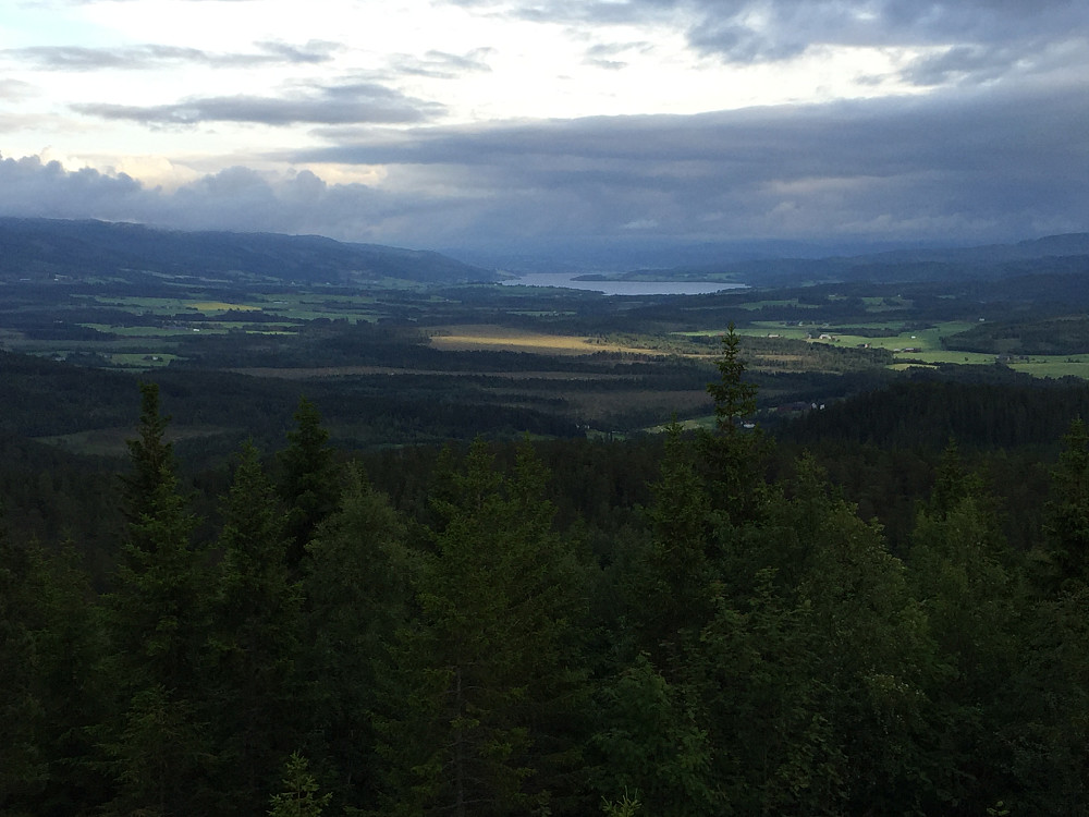 Mot Henning og Leksdalsvannet