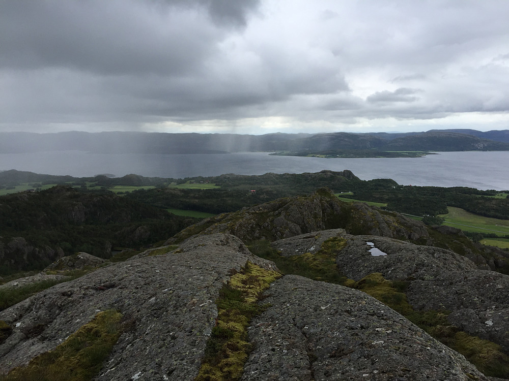 Utsikt Tronheimsfjorden og regnbyger