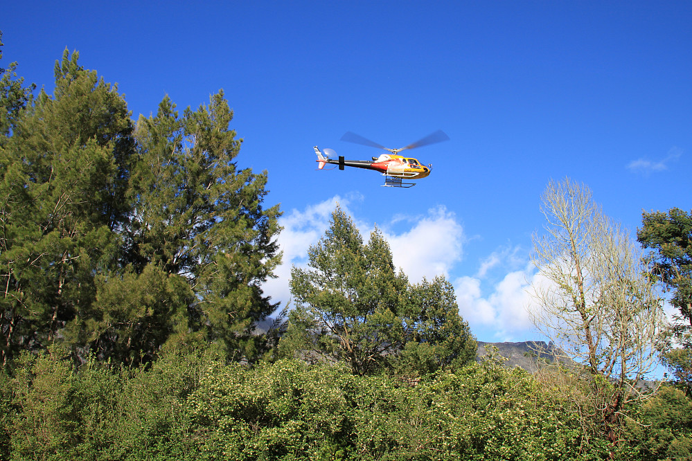 Helikopter forsyning til veiløse La Nouvelle
