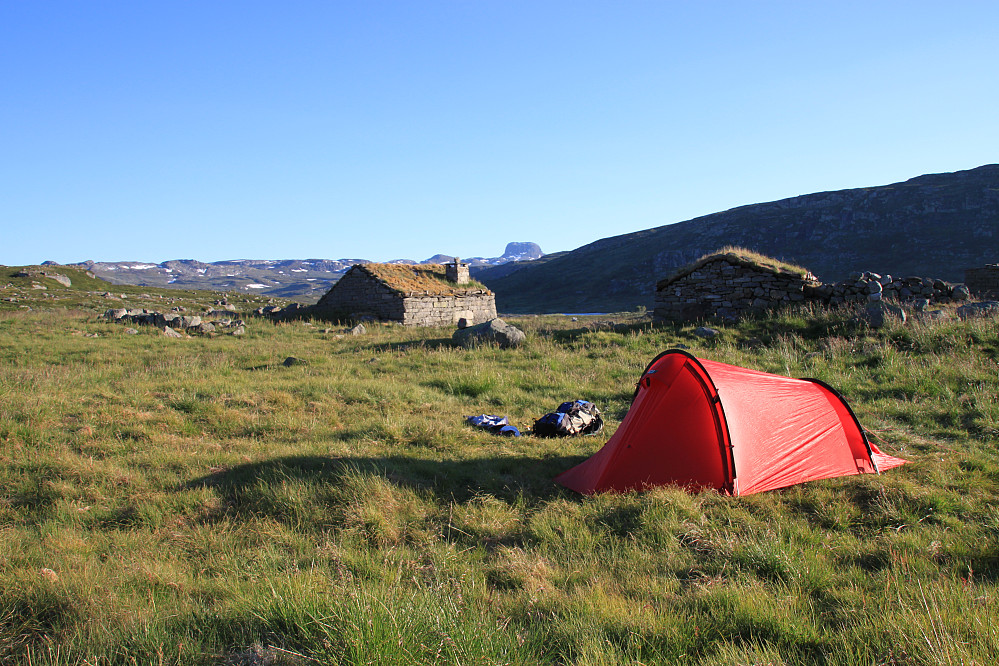 Fin teltplass ved heimste Hadlaskar, med Hårteigen bak