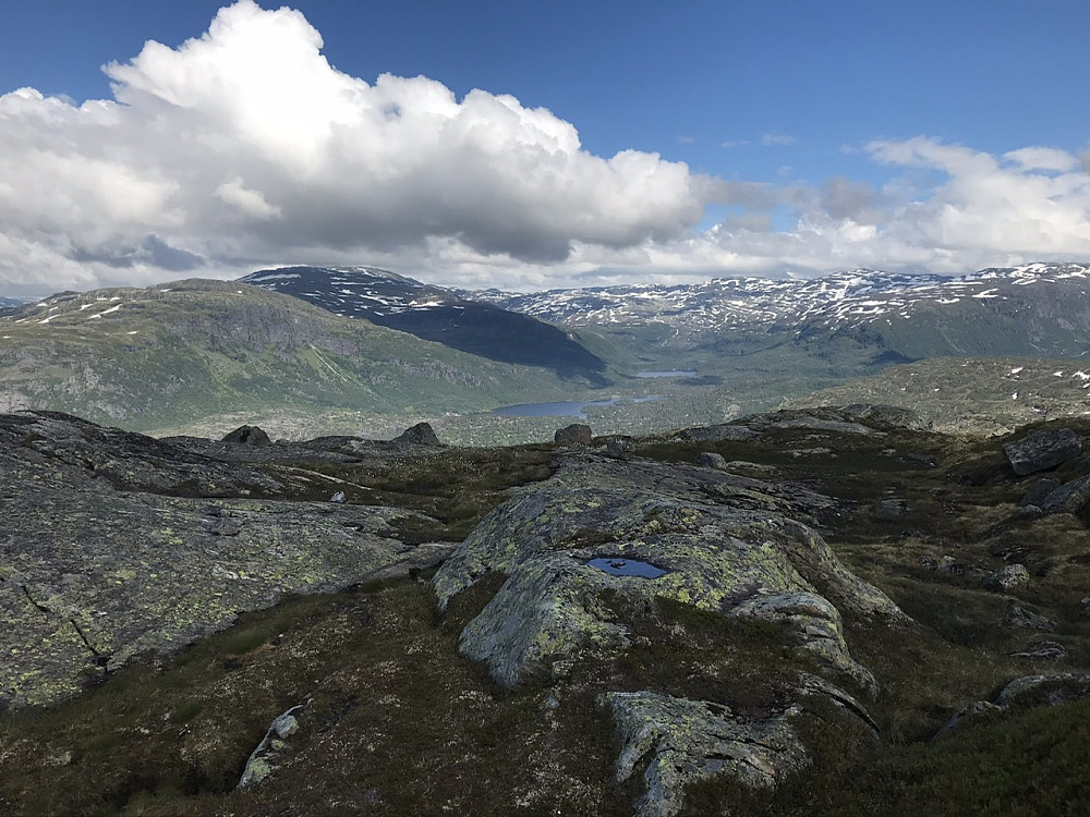 Utsikt mot Ruklenuten (1245 m), Søre Krossfonn nuten (1562 m), Reinsnosi (1639 m), Revseggi (1500 m) og Settenuten (1488 m)