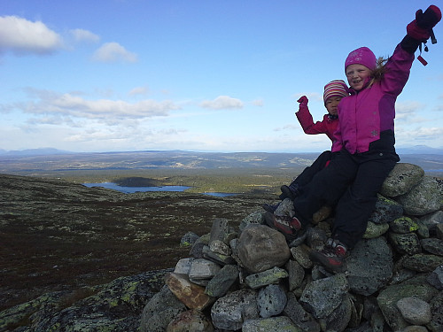 Her er jeg og Linn Therese på toppen av Haugsetfjellet.