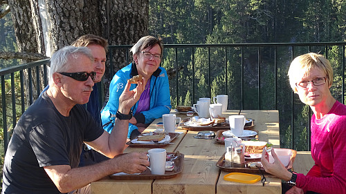 Frokost på hytta. Brødskiver og syltetøy. Bjørn, Tony, Nina og Jaana 