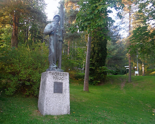 Ved inngangen til Hamborgstrømskogen står statuen av Torleif Haug - kanskje norges beste skiløper gjennom tidene?