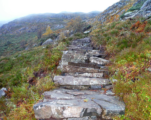 Den nye stien der sherpaer bygger steintrapp