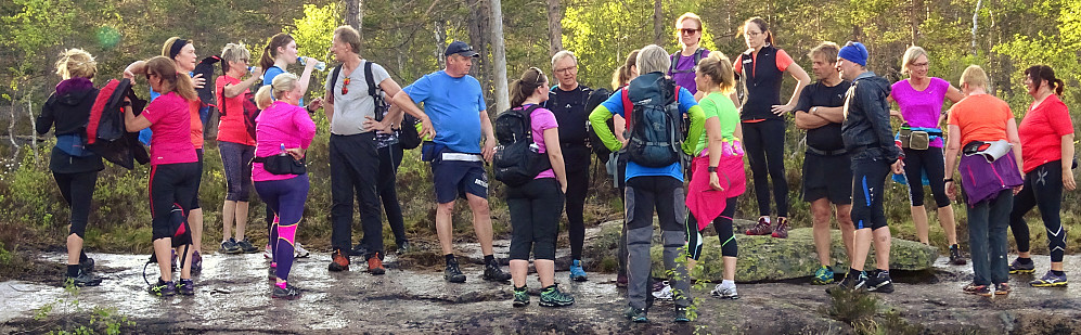 Hele gruppa samla før oppstigningen til Solbergvarden
