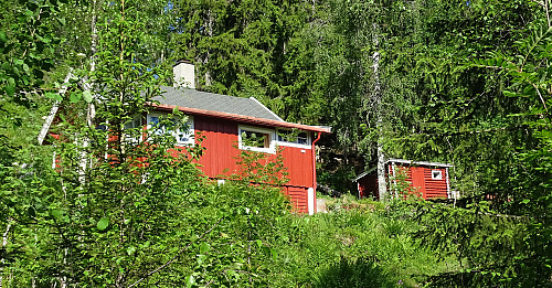 Mange hytter i området øst for Landfalltjern. Denne er ganske typisk ...