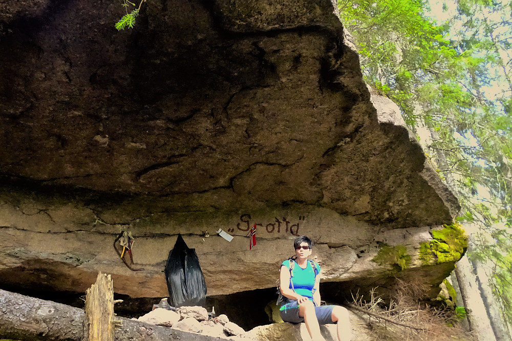 Grotta i Tverråsen, øst for Tverken