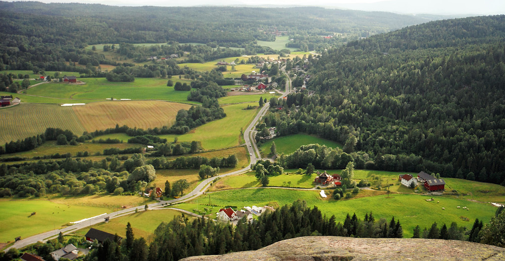 Fra S2 mot Dikemark og Kjekstadmarka. Nedenfor ligger gården Hauger. Litt øst for denne går det en bratt sti opp lia.