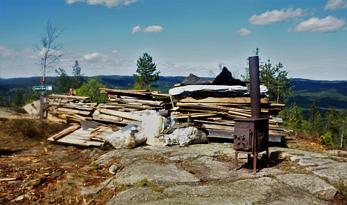 Den gamle brannvokterhytta ble revet 20. mai i år. Regner med at alt skal ryddes vekk etterhvert. 