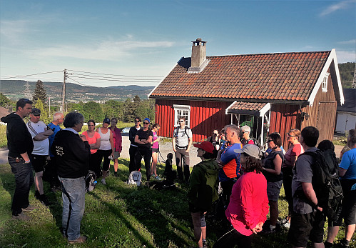 Ved barndomshjemmet til Thorleif Haug