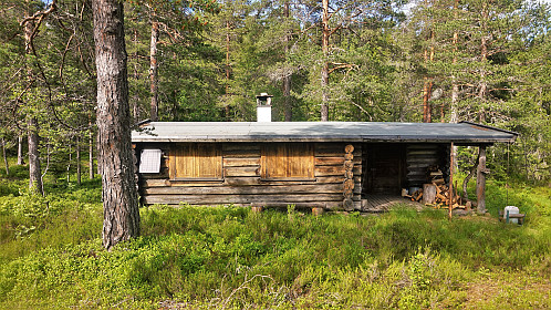 Flott laftehytte under åsen
