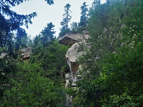 Mange spesielle hylleformasjoner og huler i stupene opp mot Askfjellet. 