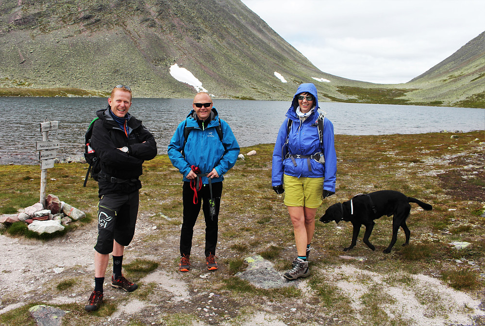 Sporty gjeng. Tor, Knut og Lill på vei "gjennom" Sølen. Hunden Benny var utålmodig etter å kommer seg videre :)