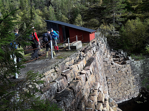 Demninga på Vesle Nykjua. En av de flotteste av de mange demningene i marka. Bygd tidlig på 1900-tallet. 