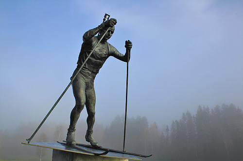 På vei til Sigdal, på Simonstranda står statuen av en levende legende, Ole Einar Bjørndalen. 