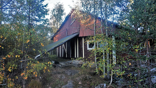 Den gamle fallferdige låven ved Steinkjerringa